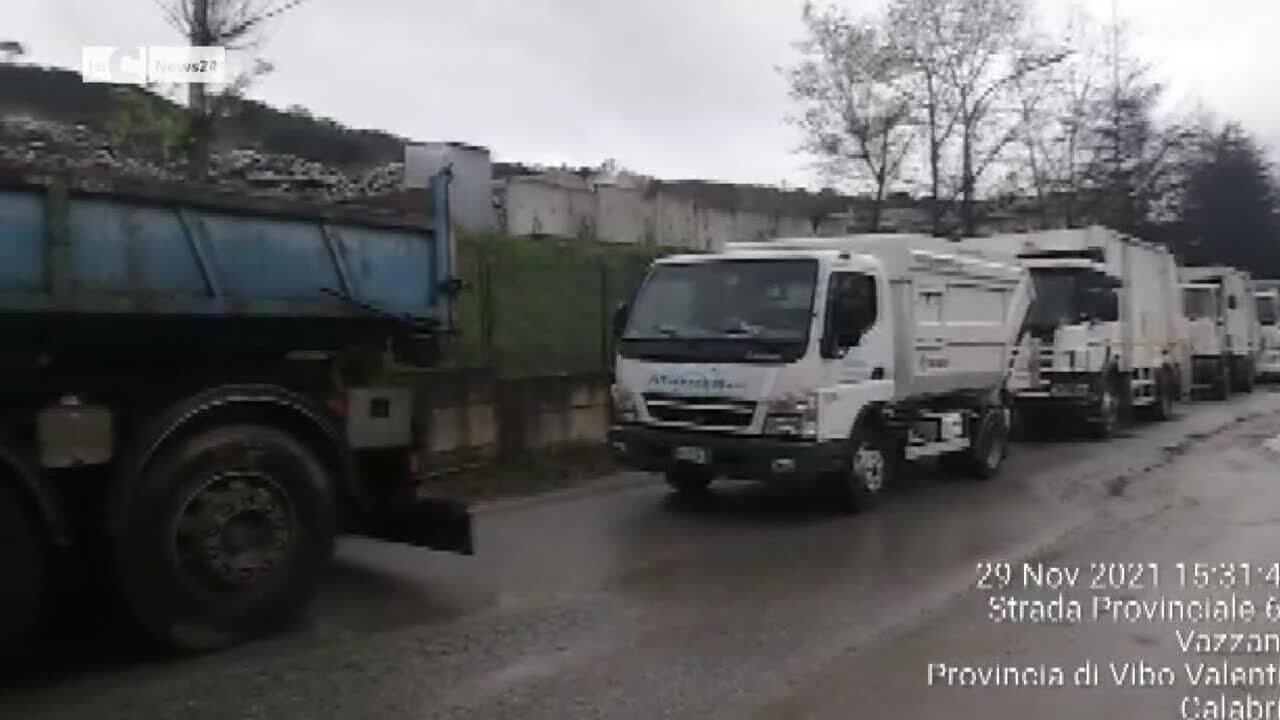 Si ferma con l'auto e scarica i suoi rifiuti nel cestino della fermata  dell'autobus :: Segnalazione a Forlì